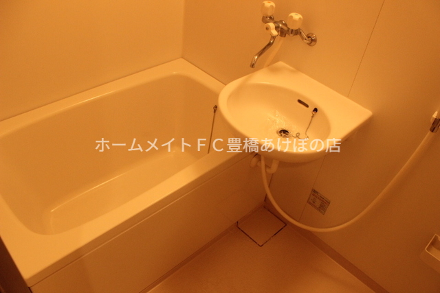 バス・シャワールーム　同型別部屋写真（反転）