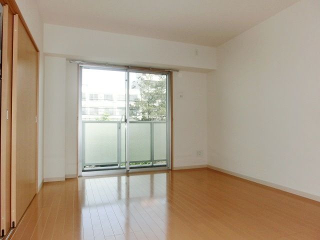 居室・リビング　フローリング張りの洋室です。