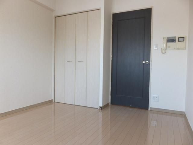 居室・リビング　バルコニー側から見たお部屋