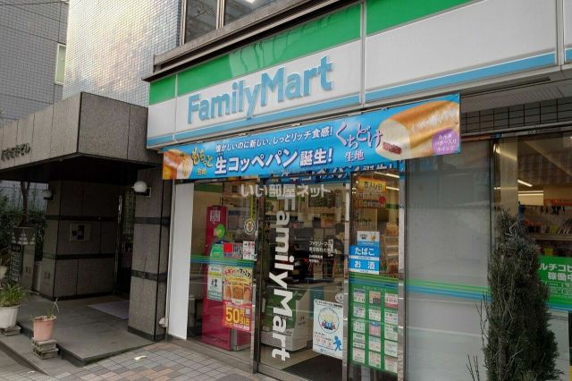 コンビニ　ファミリーマート東京医科大学前店（コンビニ）まで141m