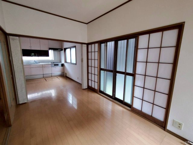 その他　約10帖のリビングです。仕切ることもできます。