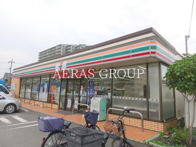 コンビニ　セブンイレブン足立六木1丁目店（コンビニ）まで191m