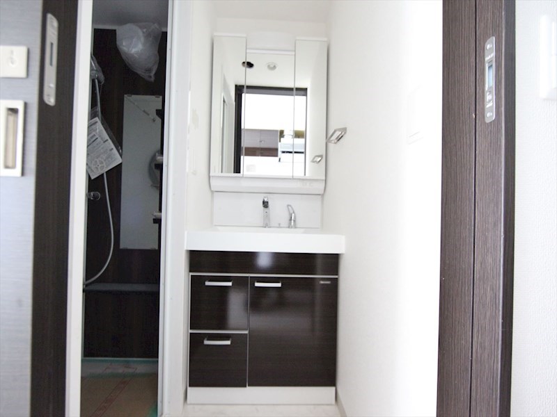 洗面設備　脱衣所　独立洗面台（シャンプードレッサー付）収納スペース有