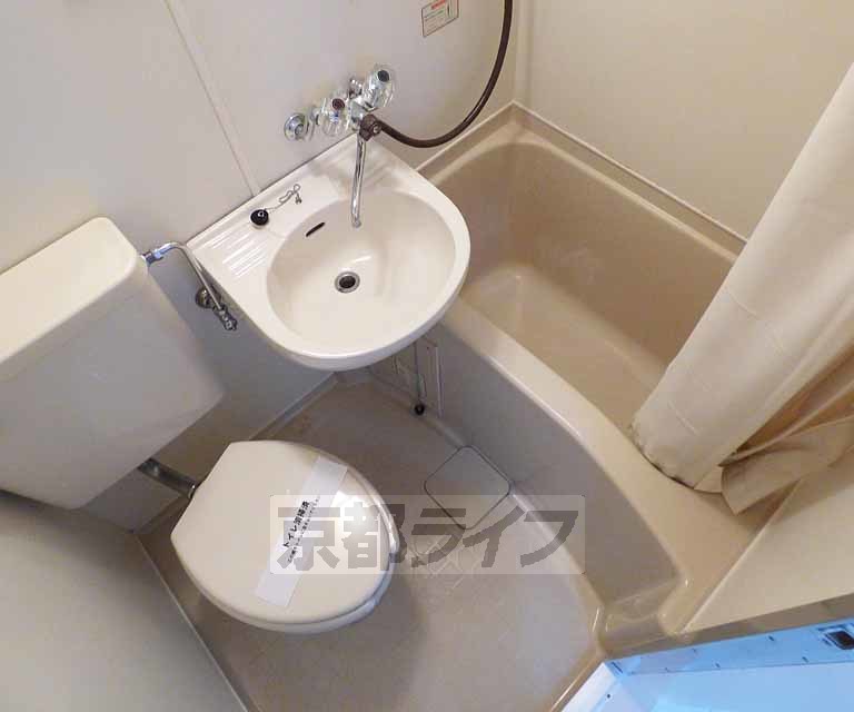 バス・シャワールーム　広々とした浴室です。