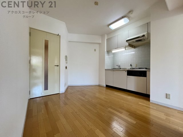 居室・リビング　床色が落ち着いた色合いで綺麗です！