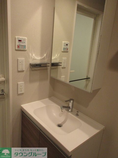 洗面設備　Eタイプ2016年7月撮影 同タイプ805号室の写真です。