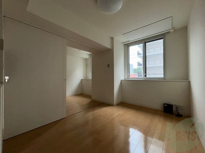 居室・リビング　木目のフローリングは落ち着きのある印象のお部屋になりますね。
