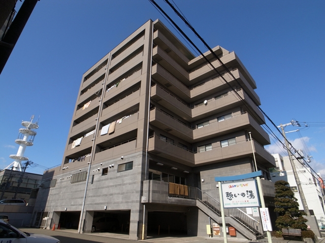 建物外観　タイル張りの高層マンション