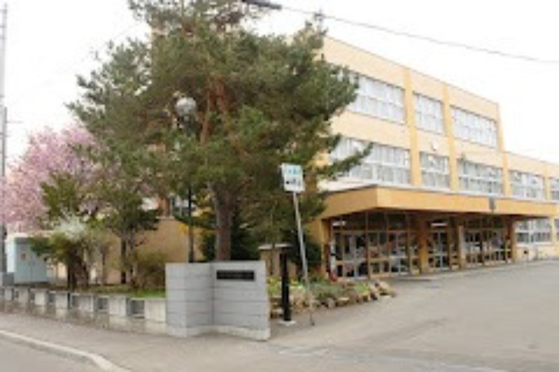 小学校　札幌市立発寒南小学校（小学校）まで249m