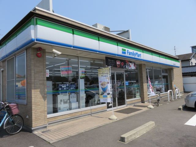 コンビニ　ファミリーマート（コンビニ）まで820m