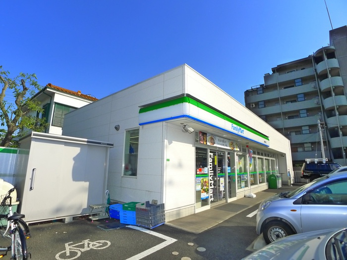 コンビニ　ファミリーマート（コンビニ）まで300m