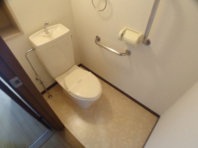 トイレ　手すり付きのトイレでご両親との同居も安心