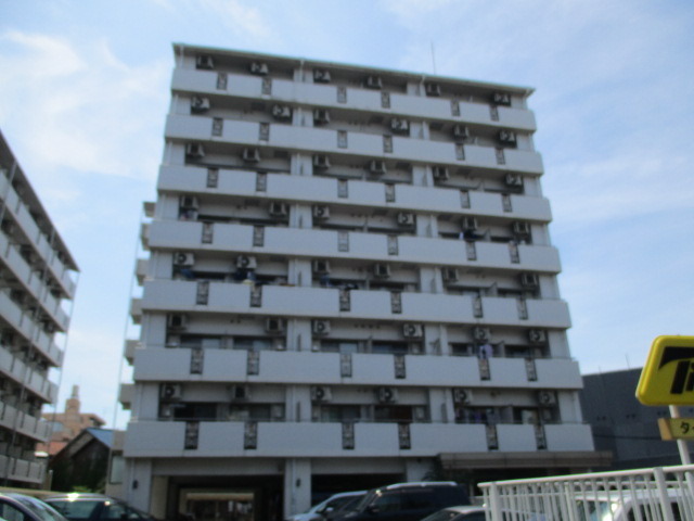 建物外観　どっしりと重厚感のある外観です