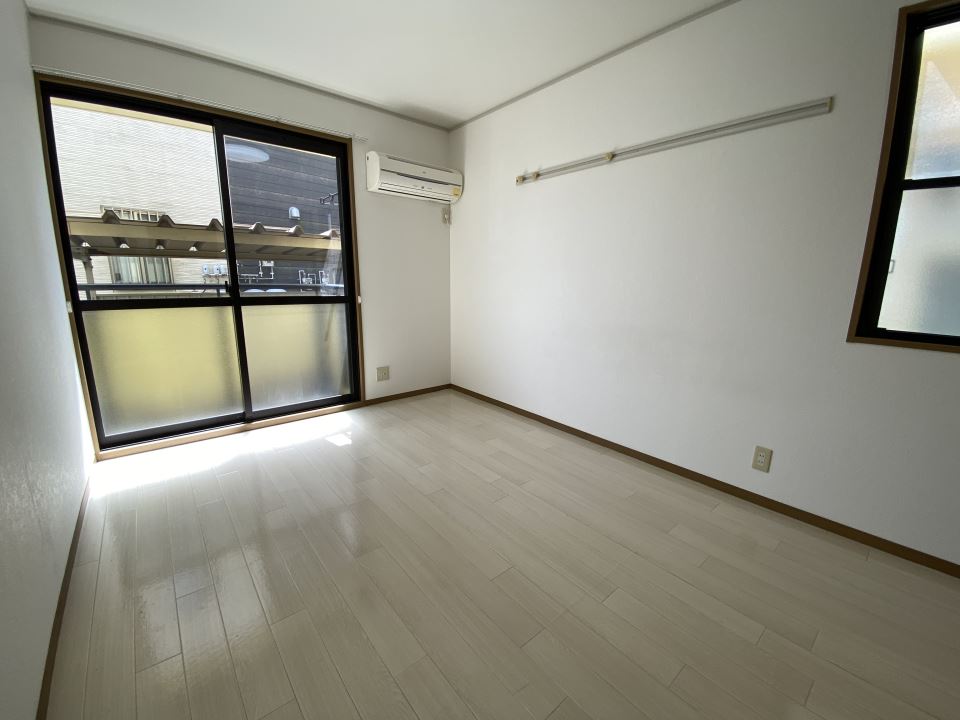 居室・リビング　家具を配置しやすいお部屋です