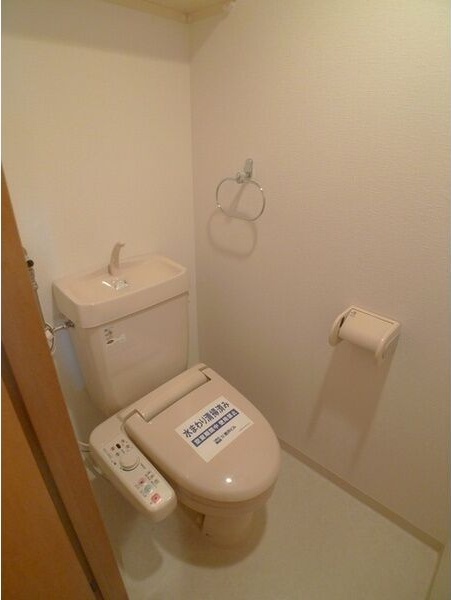 トイレ　嬉しいウォシュレット付きのトイレ！便座温かいですよ♪