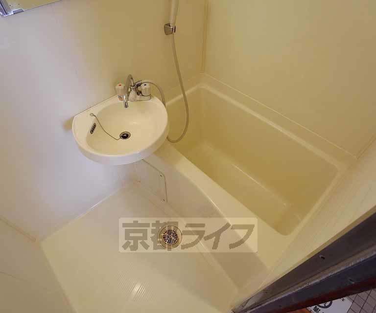 バス・シャワールーム　ゆったりセパレートタイプの浴室です