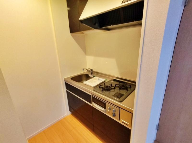 キッチン　同建物別室の室内写真（システムキッチン２口グリル付）