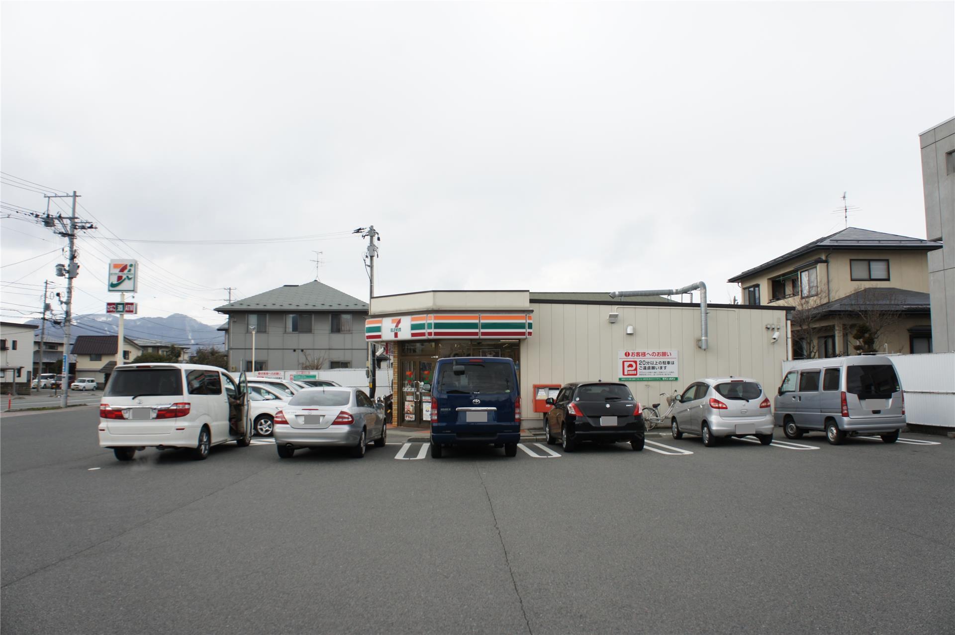 コンビニ　セブンイレブン山形南館3丁目店（コンビニ）まで866m