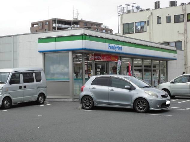 コンビニ　ファミリーマート（コンビニ）まで400m