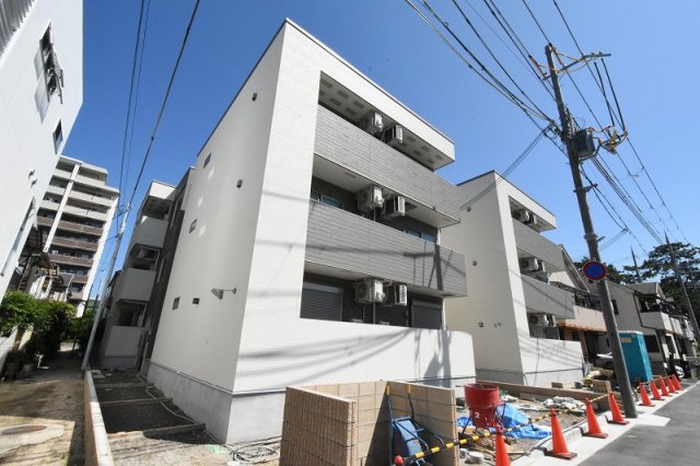 建物外観　オートロック付きで安心♪宅配BOX付きで便利♪