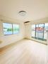 居室・リビング　窓の多い明るいお部屋です。