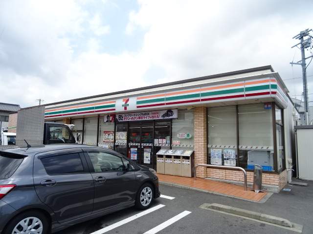 コンビニ　セブンイレブン（コンビニ）まで496m