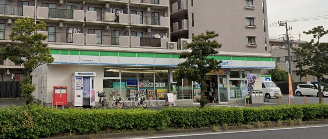 コンビニ　ファミリーマート（コンビニ）まで134m