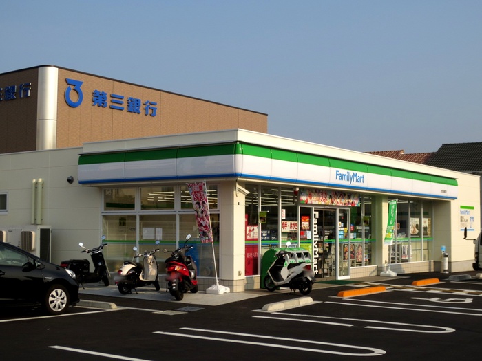 コンビニ　ファミリーマート（コンビニ）まで650m