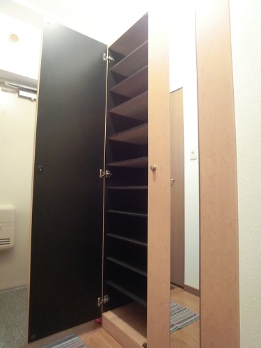 玄関　同物件・別号室の写真を使用しています。現況を優先します。