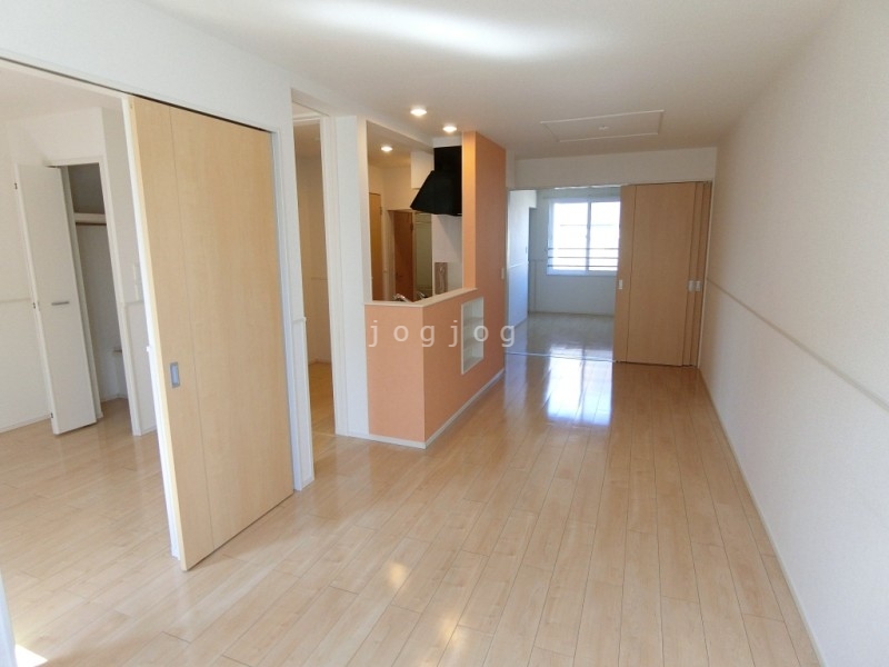 居室・リビング　明るいお部屋になっております！