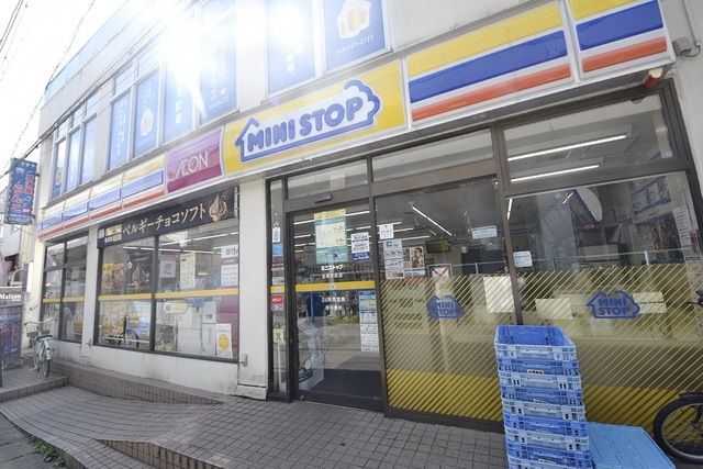 コンビニ　ミニストップ谷塚駅前店（コンビニ）まで526m