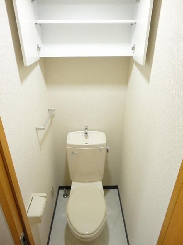 トイレ　棚収納付のトイレ