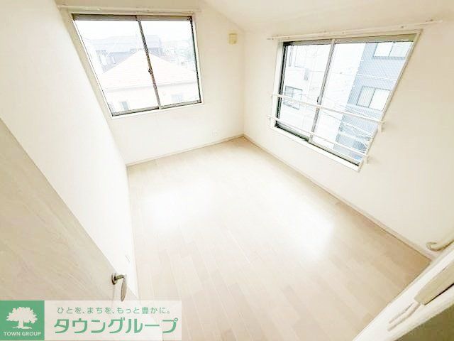 生麦 多目的室、ガレージ付貸家の居間写真