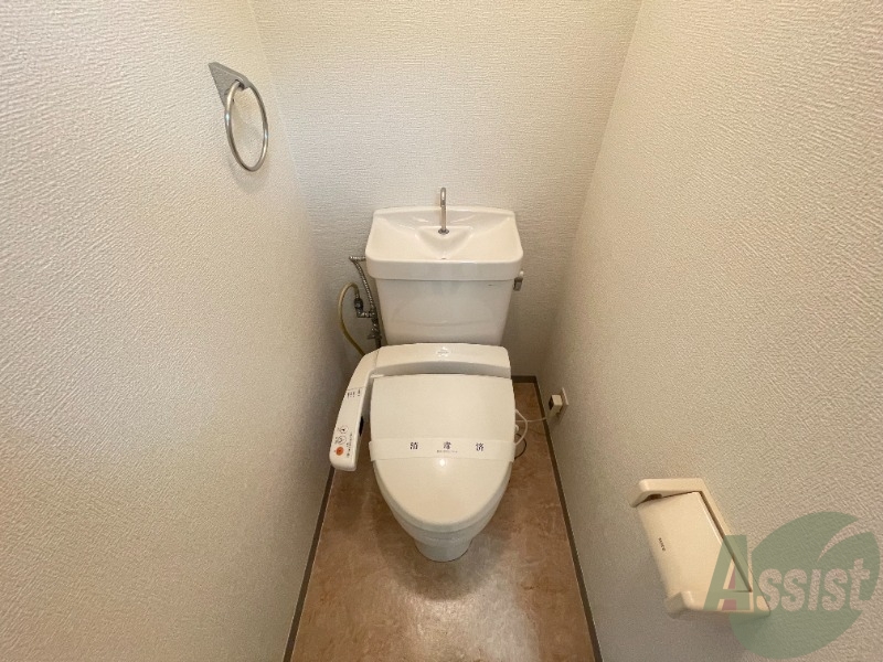 トイレ　トイレはウォシュレット機能付きです。安心して使用できますね。