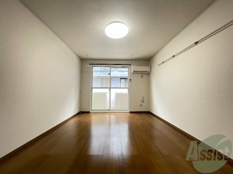 居室・リビング　９帖の洋室です。生活のメインとなる部屋ですね。