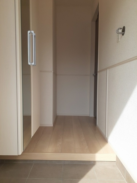 玄関　玄関を入るとホールがあります