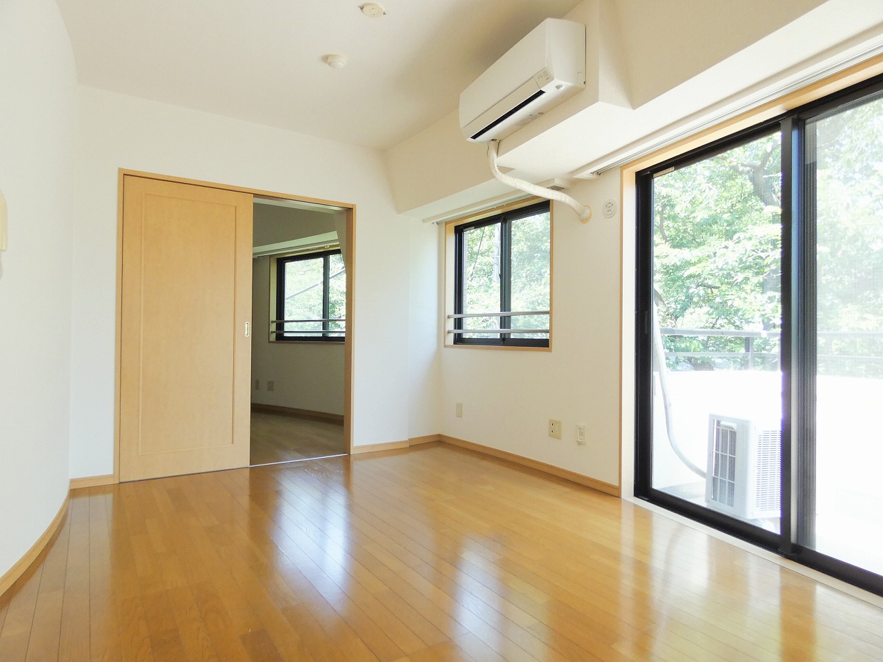 居室・リビング　リビング(写真は同じ間取りの別号室使用)