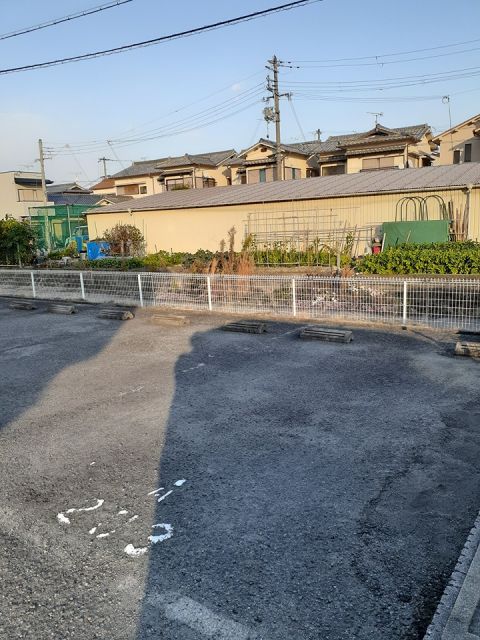 【和歌山市松島のアパートの駐車場】