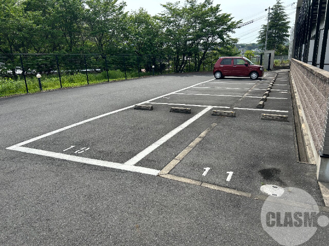 【河内長野市東片添町のアパートの駐車場】