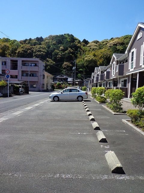 【岩国市御庄のアパートの駐車場】