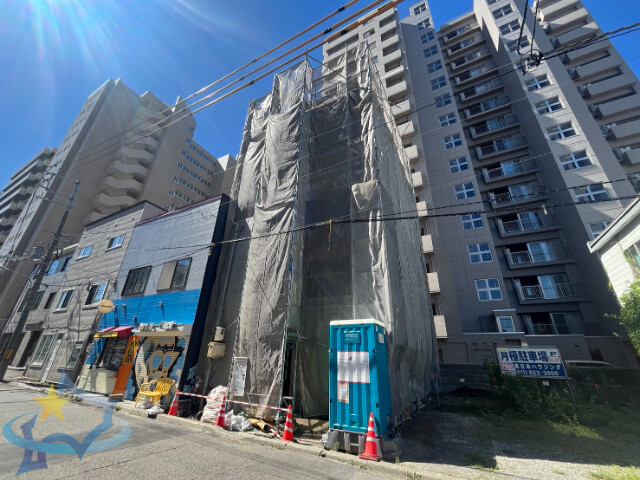 【札幌市中央区北三条東のマンションの建物外観】