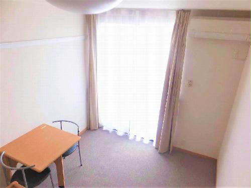 居室・リビング　テーブルは折り畳み式です