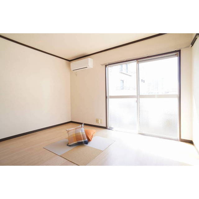 居室・リビング　６帖の洋室、エアコン１台付きで快適に過ごせます☆