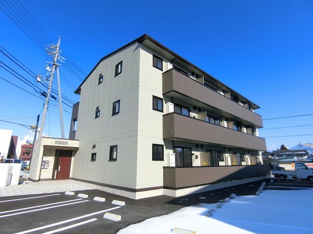 ルミエールクレストの建物外観