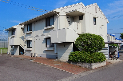 高松市牟礼町牟礼のアパートの建物外観