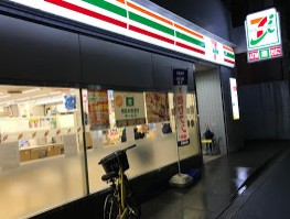 【新宿区余丁町のマンションのコンビニ】