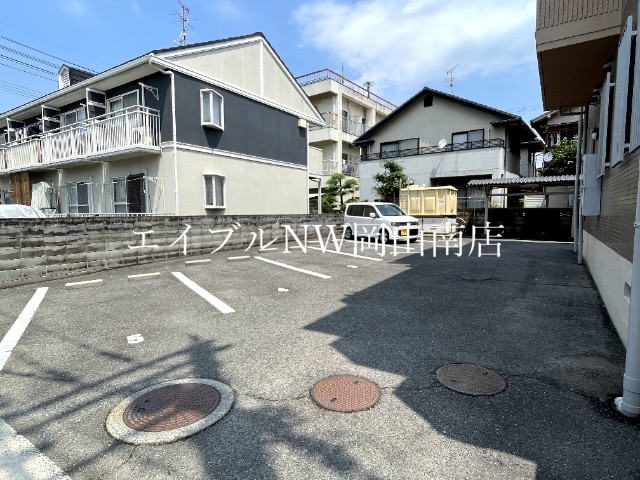 【岡山市北区津倉町のマンションの駐車場】