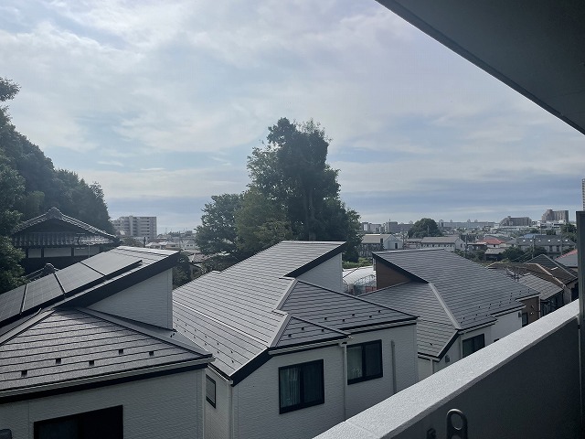 眺望　住宅地を見渡す眺望になります。緑も見えますよ！