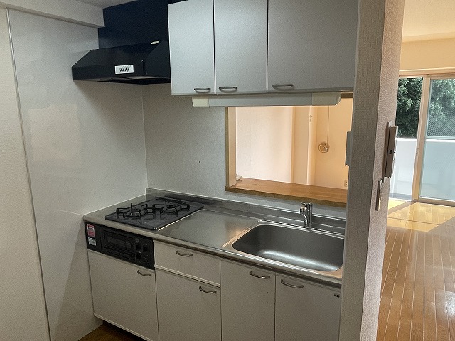 キッチン　ガス2口の対面式システムキッチンになります。