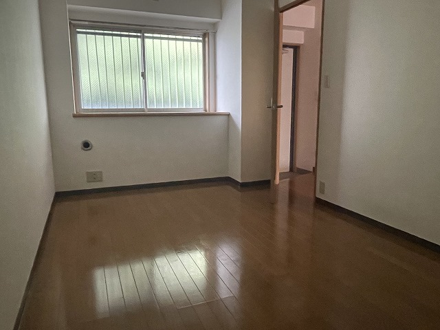 その他　共用廊下側の6.5帖の洋室になります。